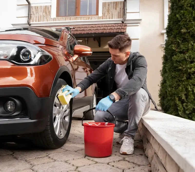 Lavage auto à domicile Chonas-l'Amballan : professionnel intervenant sur un véhicule